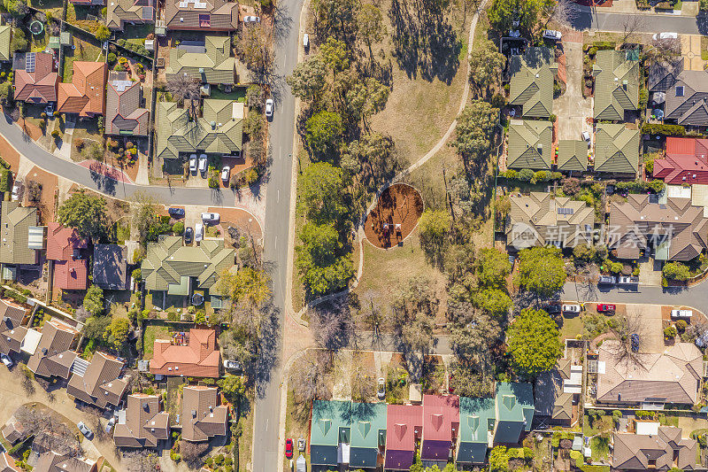鸟瞰图街道和屋顶在郊区霍尔特在堪培拉，澳大利亚