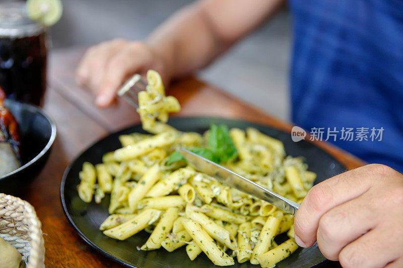 年轻人正在吃素食意大利面