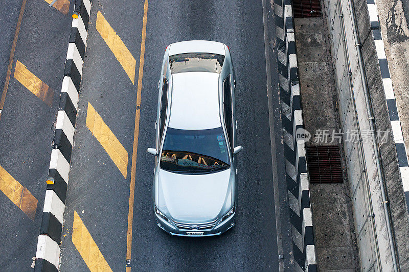 丰田灰色汽车行驶在道路上俯视图