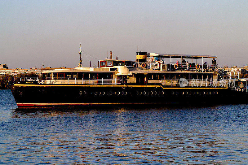 一艘船在第聂伯罗市的第聂伯罗河上航行，