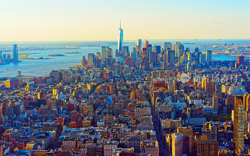 鸟瞰市中心和曼哈顿下城反射