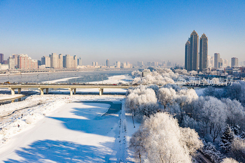 沿河的冬季城市