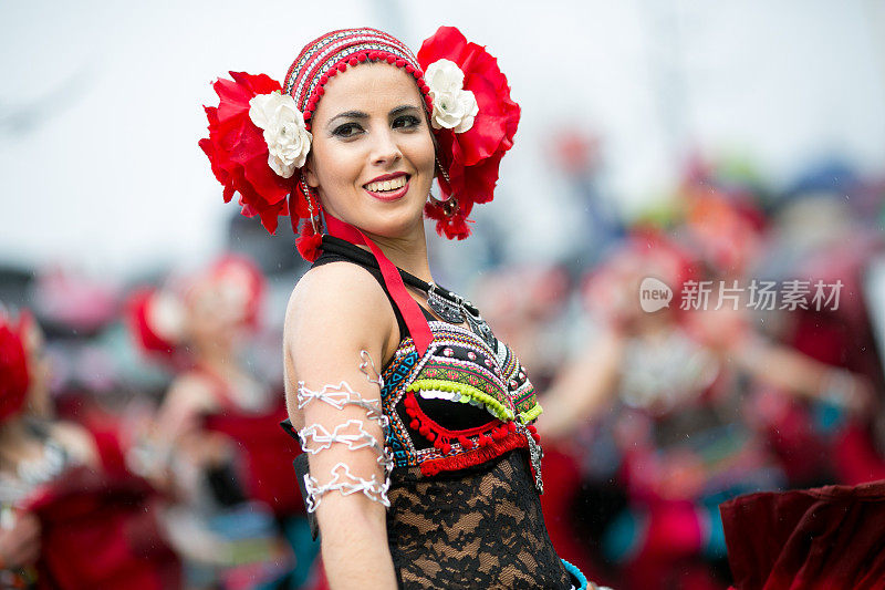 葡萄牙Ovar狂欢节。色彩和欢乐的游行