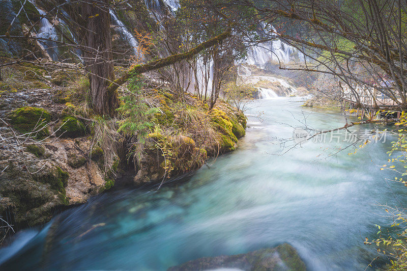 观赏风景优美的木山和湖泊景观，中国九寨沟国家公园