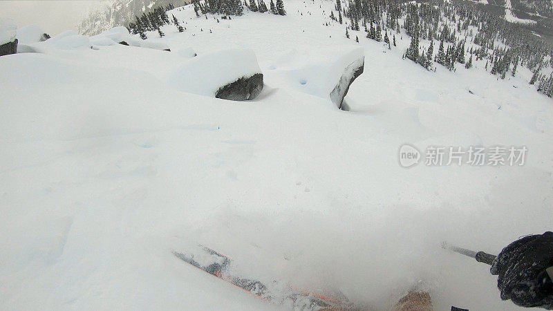 第一人称视角POV背国家滑雪下山高山斜坡