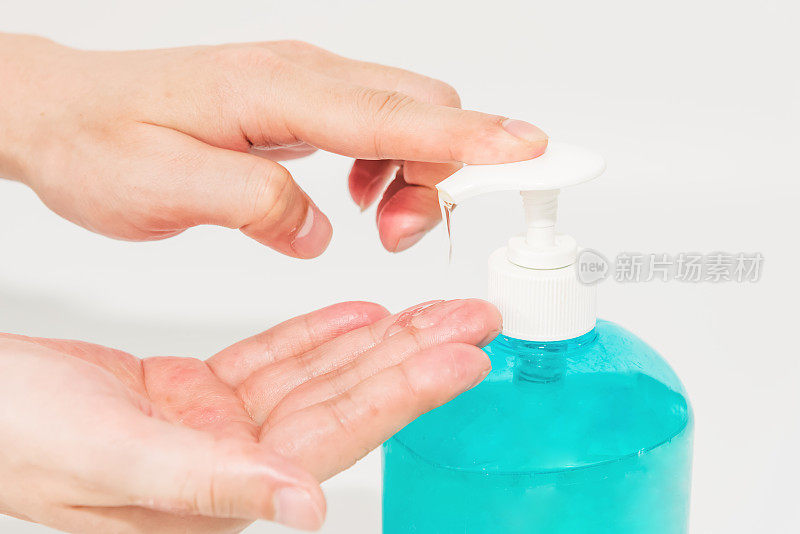 特写一名男子的手使用抗病毒细菌洗手液防止感染