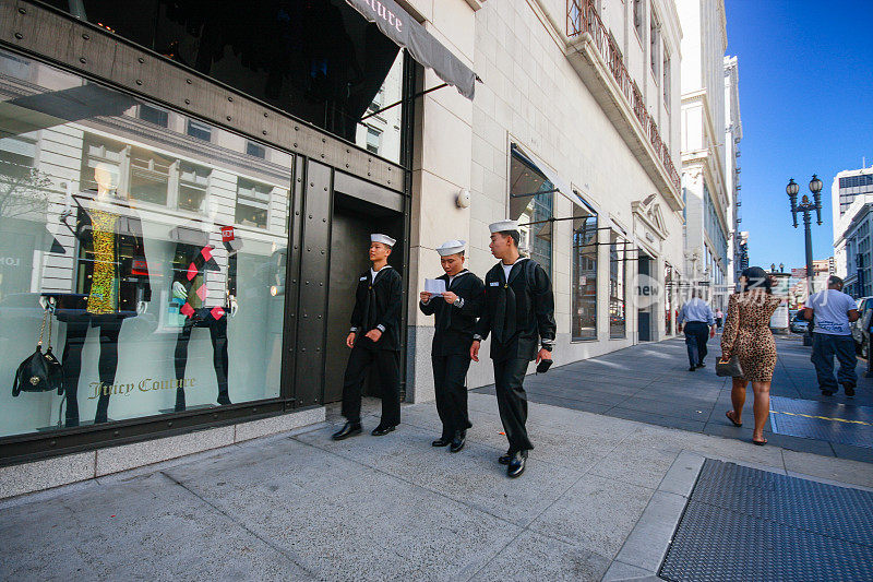 2012年10月1日，美国旧金山，三名休假的美国海军士兵穿着黑色制服走在街上。