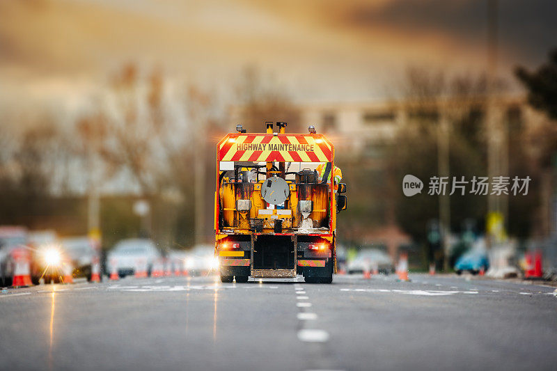 伦敦街道道路施工现场有高速公路养护车