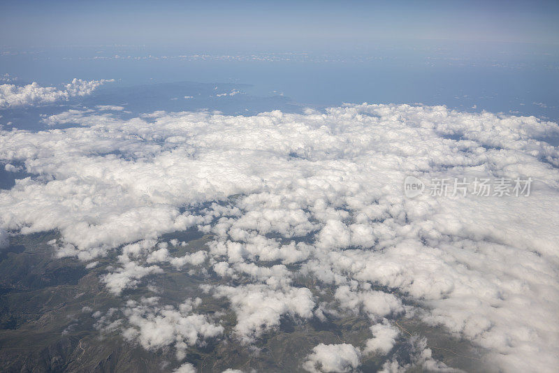 上空的黑海海岸鸟瞰图。