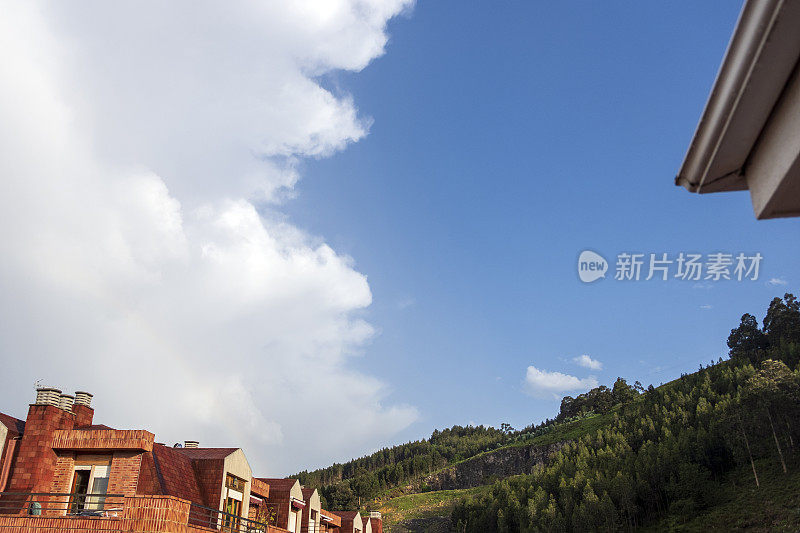 雷雨过后城市上空乌云密布