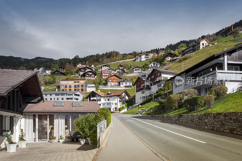 列支敦士登的特里森贝格(Triesenberg)，位于欧洲阿尔卑斯山脉上莱茵河山谷的一个高地上