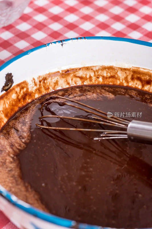 烤松饼用的融化的巧克力奶油