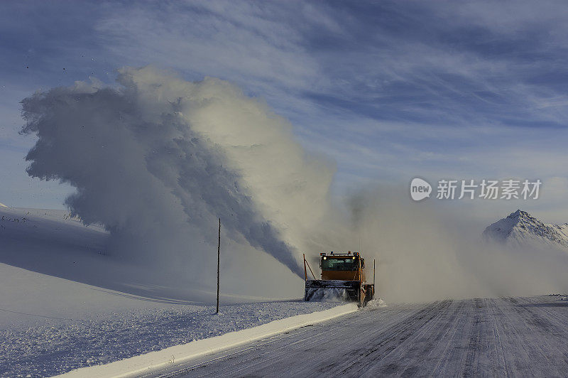 吹雪机，加拿大育空海恩斯高速公路上的扫雪机，橘子机，吹雪机