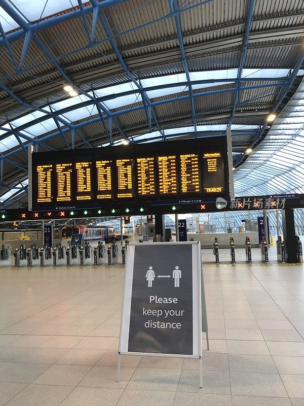 伦敦滑铁卢火车站的社交距离标志