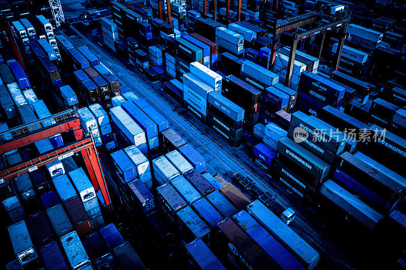 无人机俯瞰巨大的工业港口和货物集装箱。中国商业物流业香港