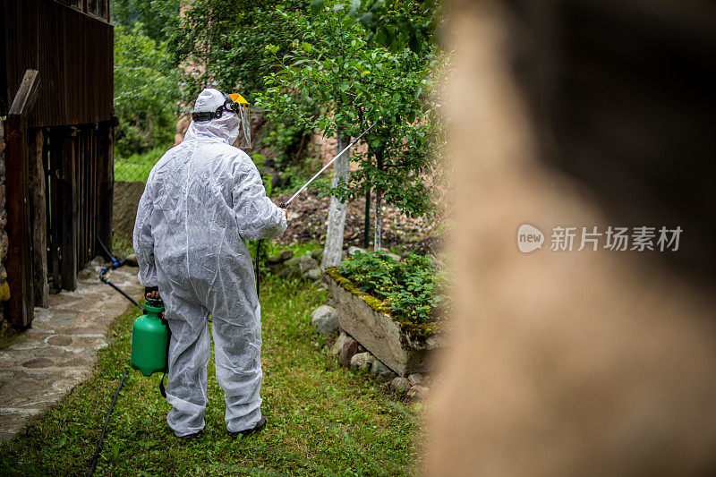 农民用喷雾喷洒水果以防止植物寄生虫