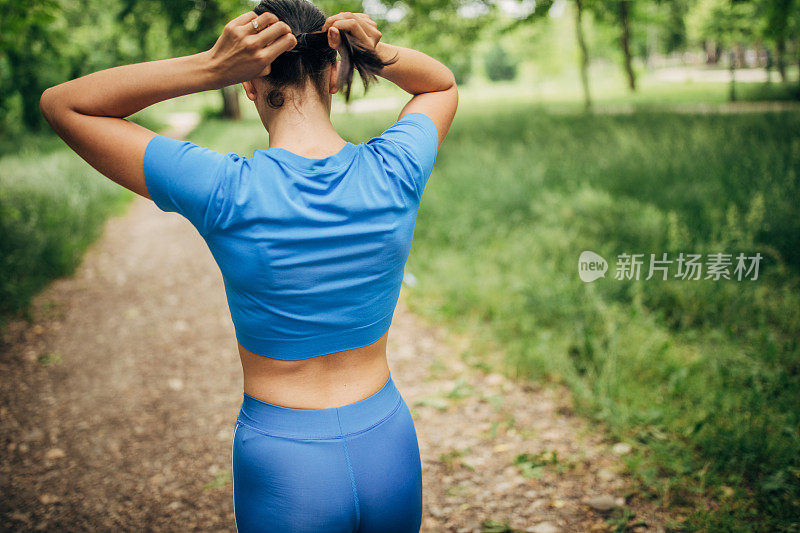 穿着运动服扎马尾辫的健康女性