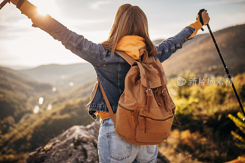 一位年轻的徒步旅行者征服了山顶