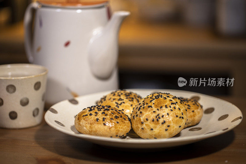 手工烘焙糕点:芝麻酥皮月饼