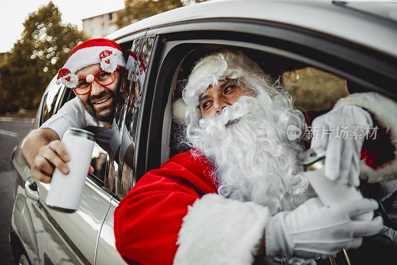 准备好迎接新年前夜和最疯狂的夜晚——快乐的年轻人在车里和圣诞老人开一个疯狂的派对——新年派对可以开始了