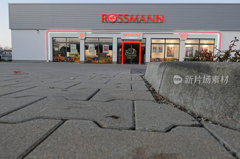 在德国一家罗斯曼(Rossmann)分店前的停车场，药店市场因圣诞节而装饰一新。