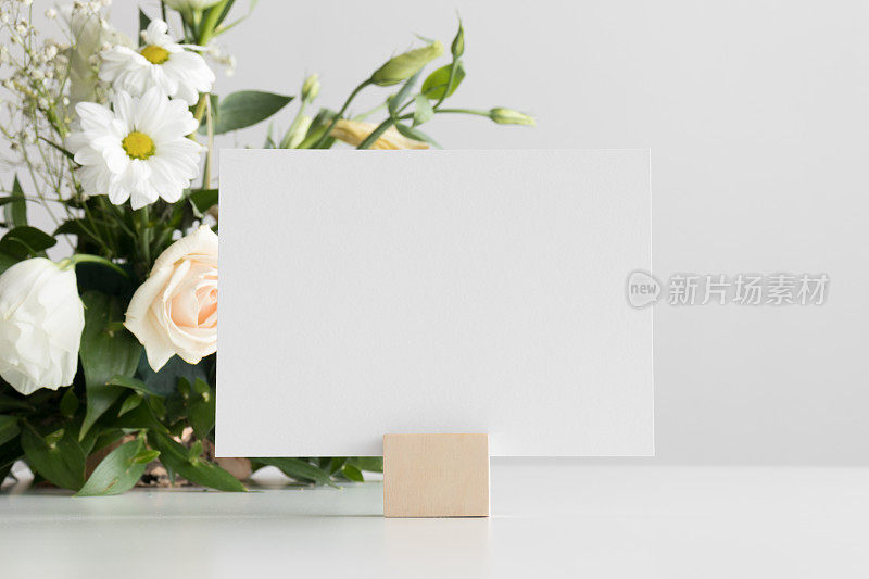 婚礼桌号码卡模型与花卉安排。