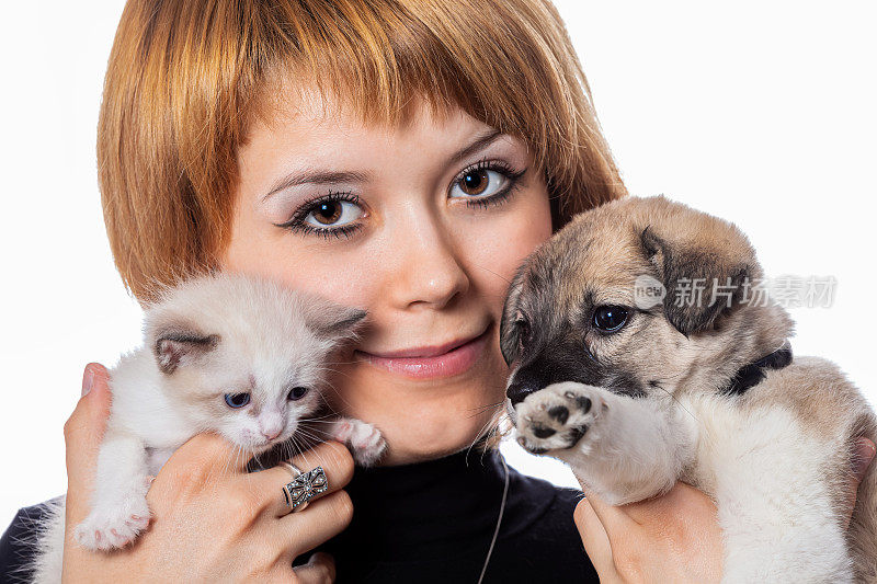 年轻女子和获救的流浪狗小狗和美丽的白色新生小猫