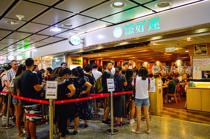 香港顾客在“添蚝湾”著名点心店外排起长龙