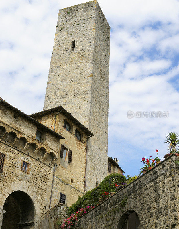意大利托斯卡纳基安蒂地区圣吉米尼亚诺的中世纪塔楼。