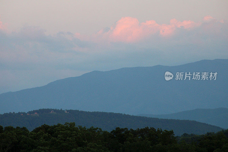 大烟山的日出是粉红色和蓝色的