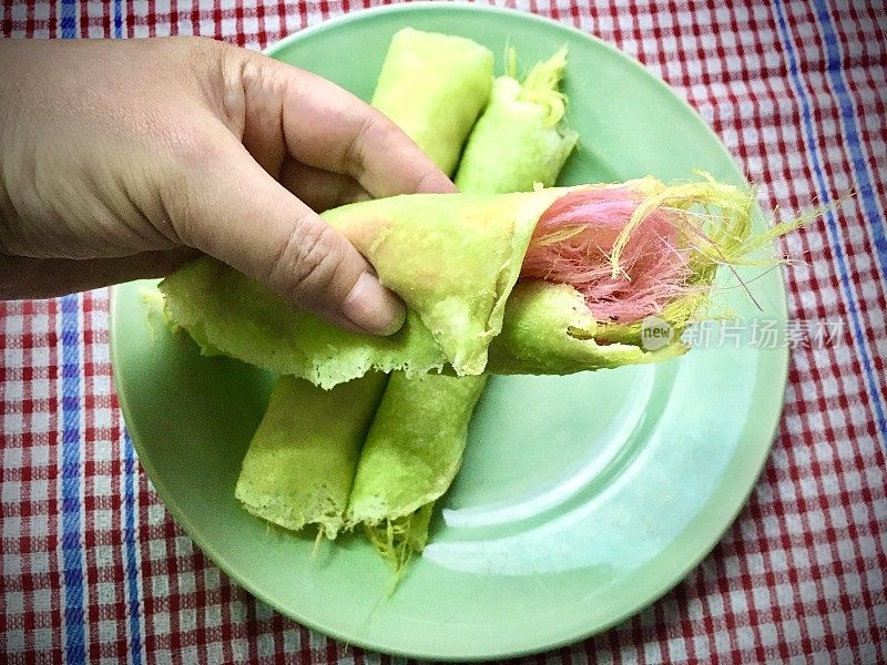 手握煎饼，帕拉塔饼或可丽饼与棉花糖