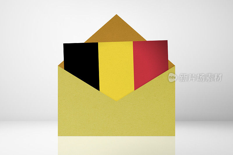 选举在比利时。信封内的比利时国旗。