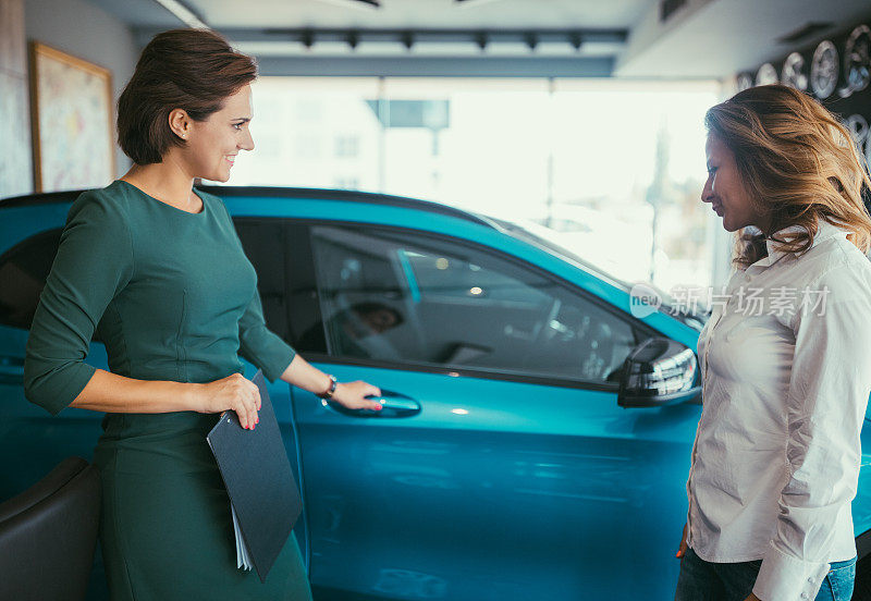 女人买新车