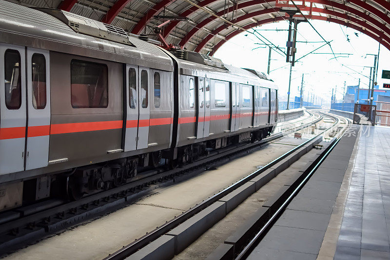 印度新德里2023年10月9日-德里地铁列车抵达印度新德里jhanddewalan地铁站，公共地铁从jhanddewalan站出发
