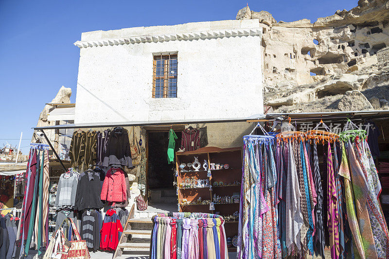 卡帕多西亚Çavuşin村出售带有土耳其图案的纪念服装的商店。