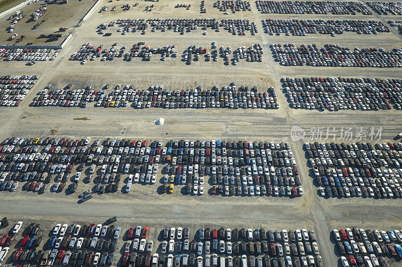 二手损坏汽车拍卖转售公司大停车场准备转售服务。销售的二手汽车进行改装或者抢救的所有权