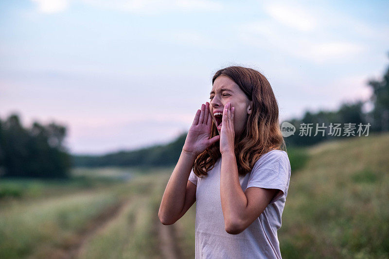 一个女孩独自在草地上哭泣