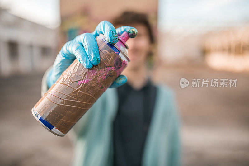 无法辨认的创意男子手持涂鸦喷雾器，手持喷雾器的特写