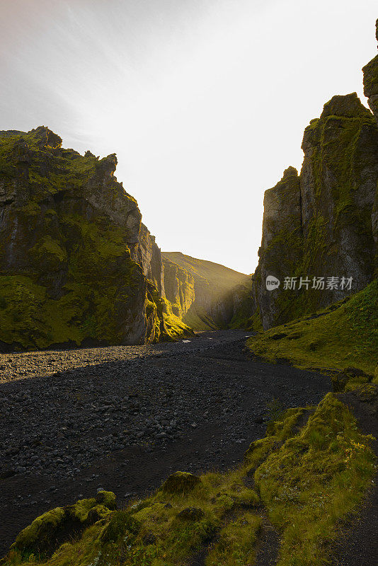 在一个美丽的阳光明媚的夏日早晨，冰岛的斯塔克霍尔茨加峡谷