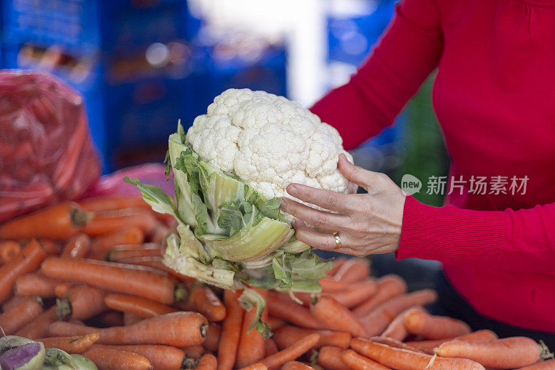街市上妇女挑选蔬菜的手