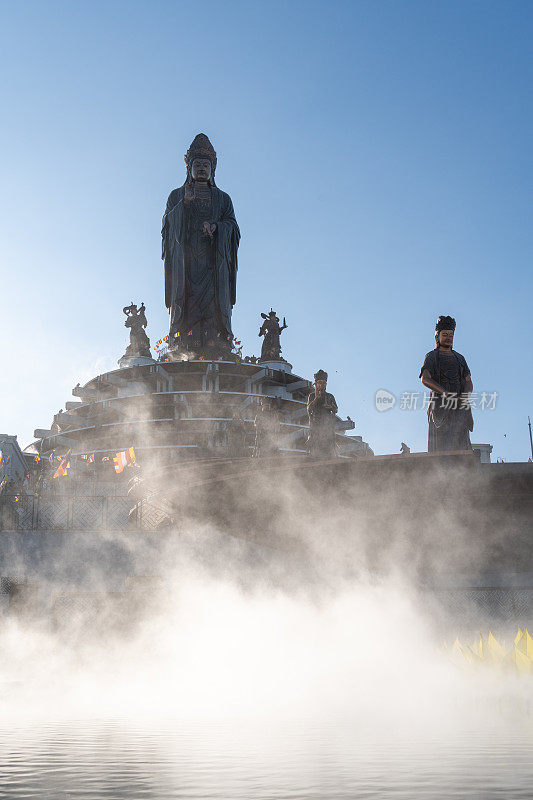 越南德宁省巴登山旅游区的景色。一个独特的佛教建筑，海拔最高，从下面看是非常美丽的。