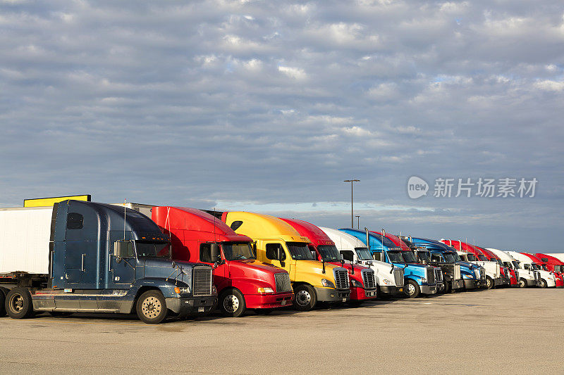 一群卡车停在密苏里州的卡车站