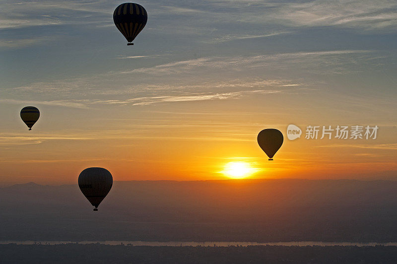 黎明的剪影在一个大气气球飞行在国王谷和尼罗河腹地，卢克索，尼罗河，埃及