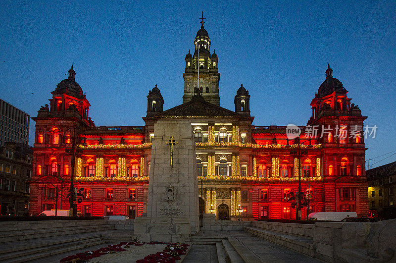 英国苏格兰格拉斯哥的乔治广场，传统的老哥特式建筑装饰着圣诞灯饰