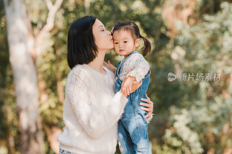 温馨的肖像，无尽的爱和关怀的母亲