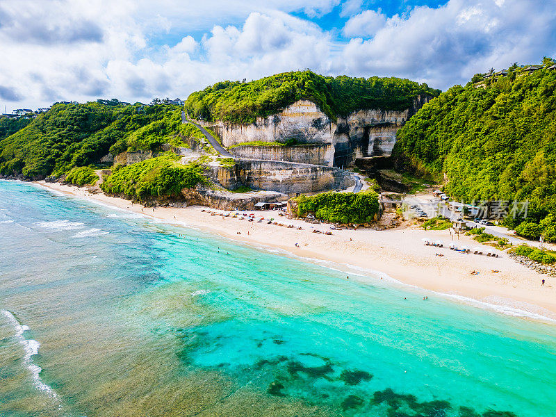 白色沙滩梅拉斯蒂海滩在巴厘岛:鸟瞰清澈的海水和郁郁葱葱的绿色植物。