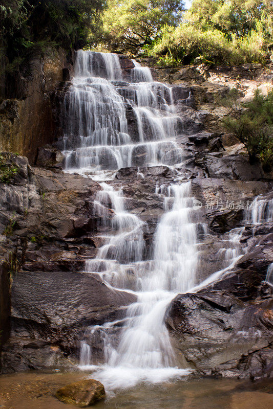 瀑布，沿着陡峭的悬崖在南非的Magoebaskloof的一条小溪中瀑布般流下。