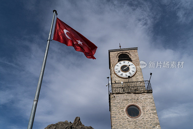 爱斯基立伊希尔省Sivrihisar区的钟楼和土耳其国旗