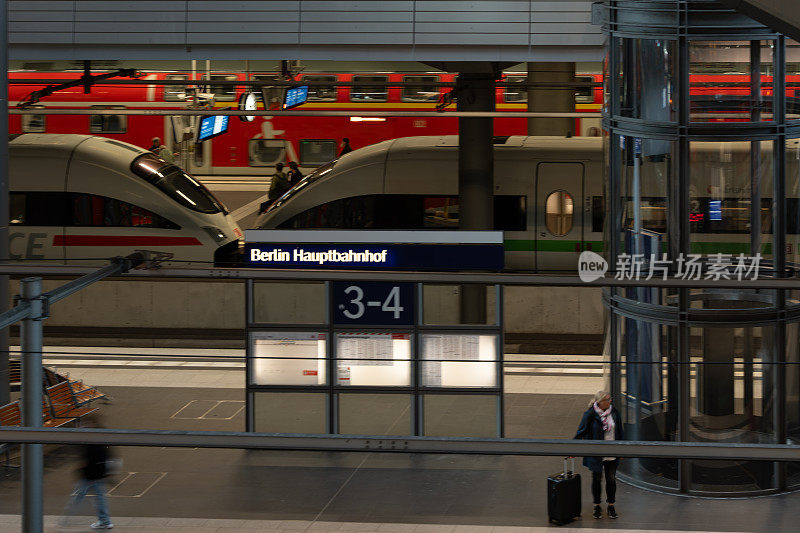 2024年4月6日，德国柏林。高速列车在柏林总站停靠。
