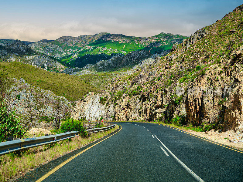 蜿蜒的R45穿过南非西开普省西沃特斯自然保护区的山脉和岩石山谷